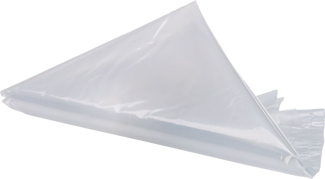 PALLMANN_dummy_insert bag_msl_2017-02 Poche à douille jetable transparente en plastique fin, photographiée pliée en forme triangulaire. Surface lisse et brillante avec reflets, sans marquage visible. Conçue pour un usage unique en pâtisserie : glaçage de gâteaux, dressage de crème ou décoration de desserts ; extrémité effilée pour monter une douille. Présentée sur fond blanc.
