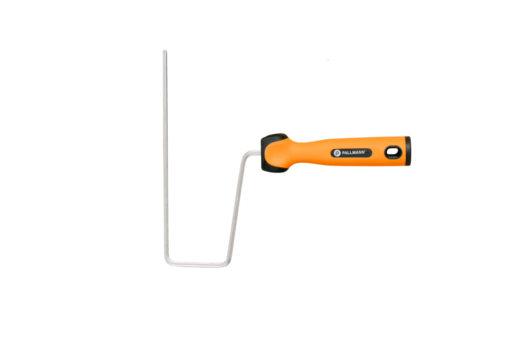 PALLMANN_dummy_handle for application roller_kammerer_2025-08 Un support de rouleau pour peinture avec une poignée ergonomique en plastique orange vif et une armature métallique argentée pliée, présenté sur fond blanc. La poignée comporte un embout noir, un trou de suspension et le logo 'PALLMANN' ; la tige en métal est façonnée pour recevoir une housse de rouleau cylindrique. L'outil est propre et prêt à être utilisé pour peindre des murs ou des plafonds, alliant confort de préhension et construction robuste.