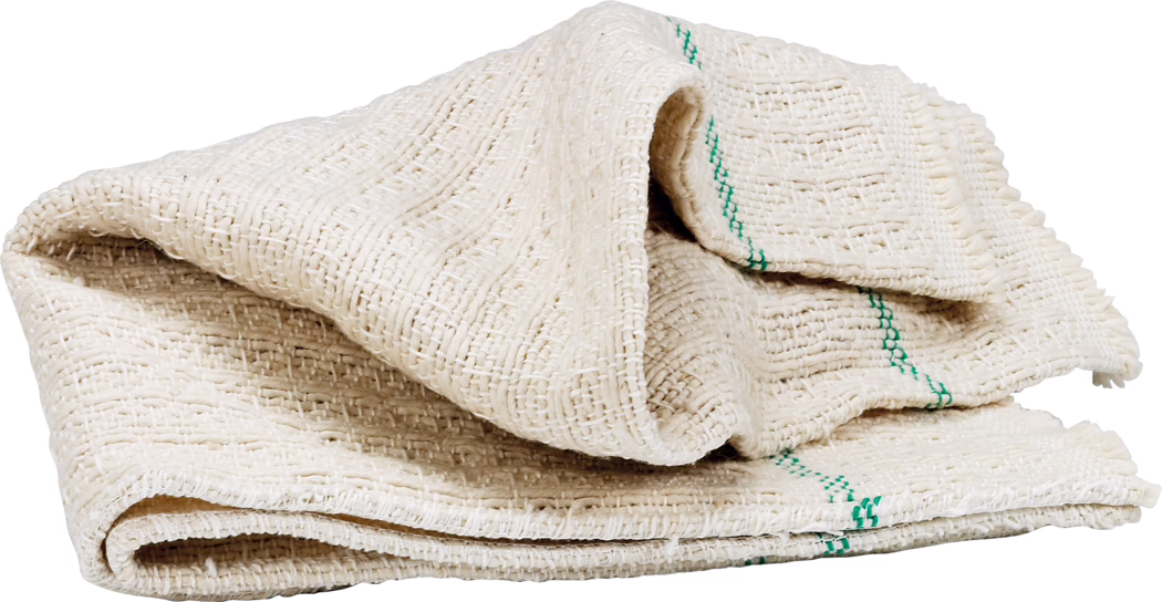 PALLMANN_dummy_cloth for oil wax finishing_msl_2017-02 Une pile pliée de sacs tissés grossièrement, de couleur blanc cassé, ou d’un tissu semblable à la toile de jute, avec une trame lâche et des coutures vertes visibles, sur fond blanc. Le matériau paraît dense et fibreux, avec des bords effilochés et des plis superposés, suggérant un usage pour le stockage ou l’emballage.