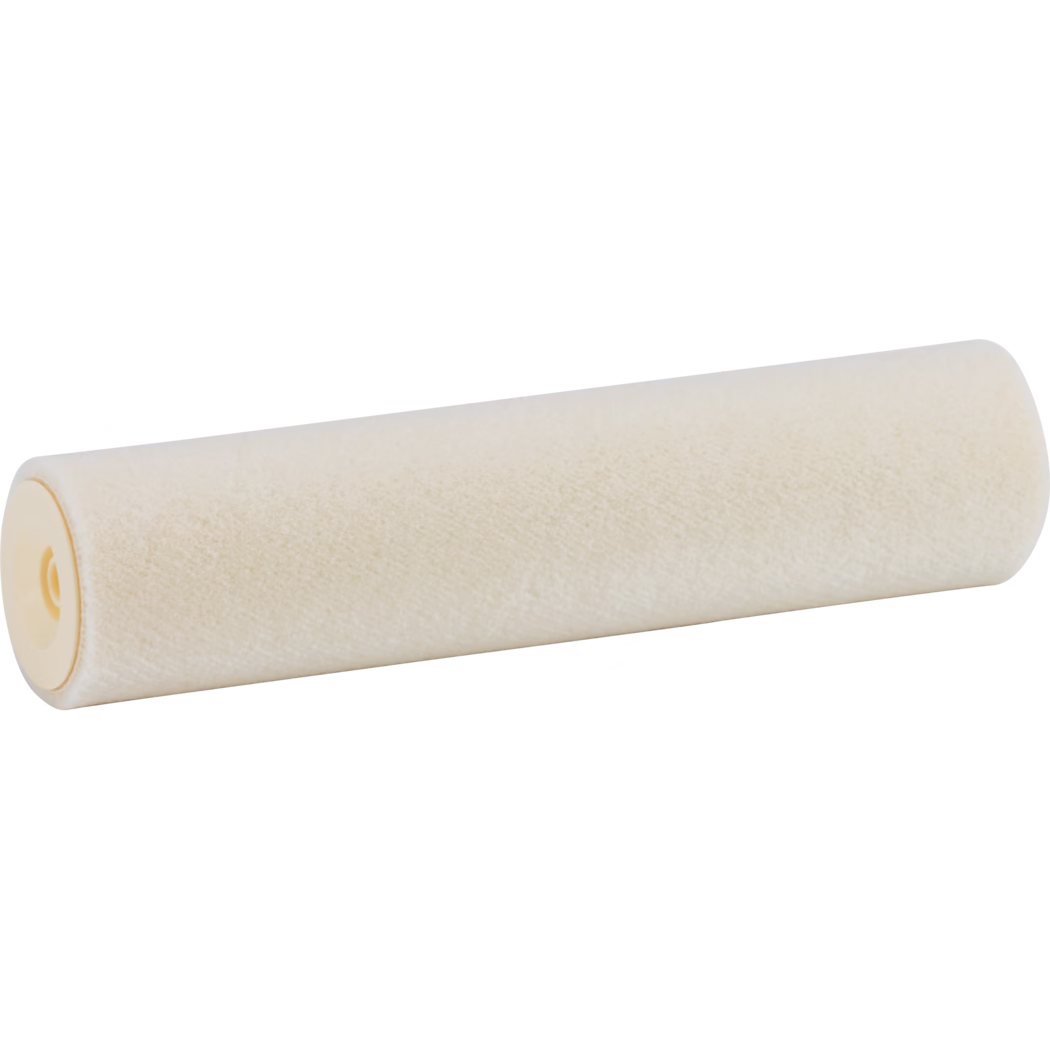 Gros plan d'un manchon de rouleau à peinture en mousse beige sur fond blanc, montrant la texture douce et les embouts en plastique jaune pâle légèrement inclinés.