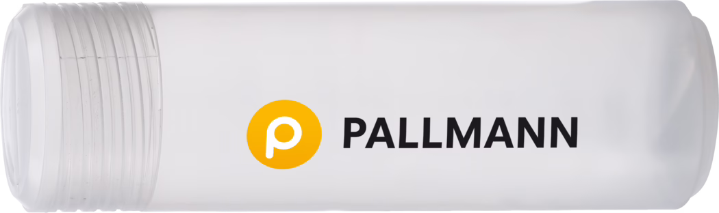 PALLMANN_dummy_roller container_msl_2017-02 Un contenant cylindrique en plastique blanc est posé horizontalement sur un fond blanc. L'extrémité gauche présente un bouchon à vis translucide avec filetage visible ; le corps est mat blanc. Au centre-droit, un logo rond orange avec un 'p' minuscule blanc est imprimé, à droite duquel figure en noir gras le nom de la marque 'PALLMANN'. L'objet ressemble à un tube ou une boîte de rangement, photographié en gros plan sous un éclairage doux et uniforme.