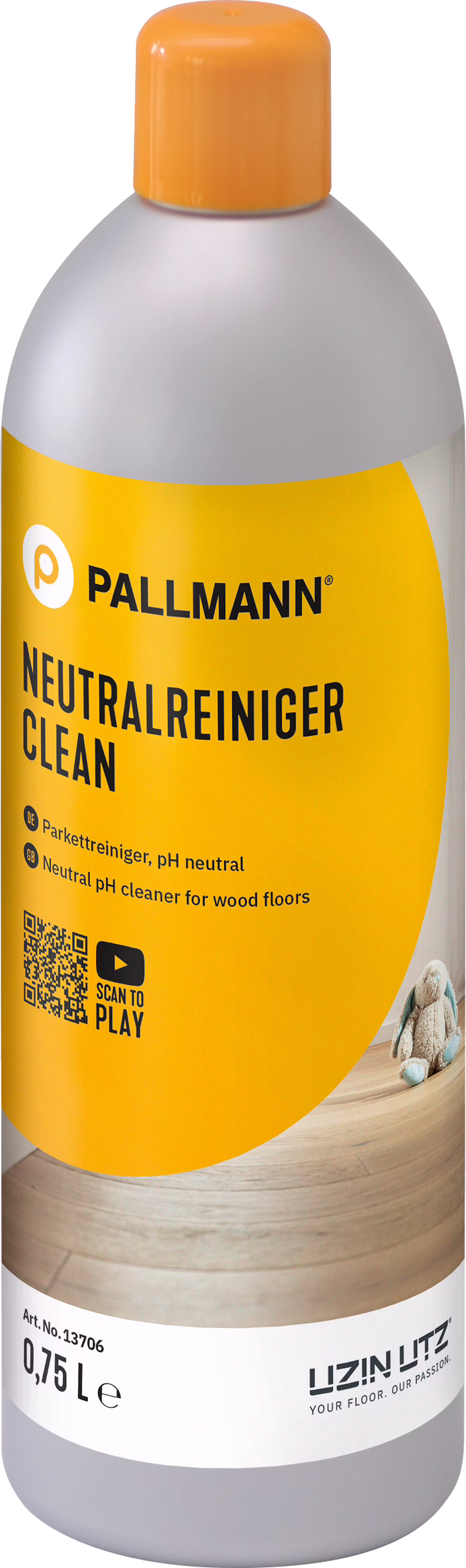 Une grande bouteille en plastique gris avec un bouchon orange et une étiquette orange vif indiquant 'PALLMANN NEUTRALREINIGER CLEAN'. Nettoyant pH neutre pour sols en bois ; l'étiquette indique 0,75 L, un code QR et la marque UZIN UTZ. Une petite peluche est représentée sur un plancher en bois sur la partie inférieure de l'étiquette.