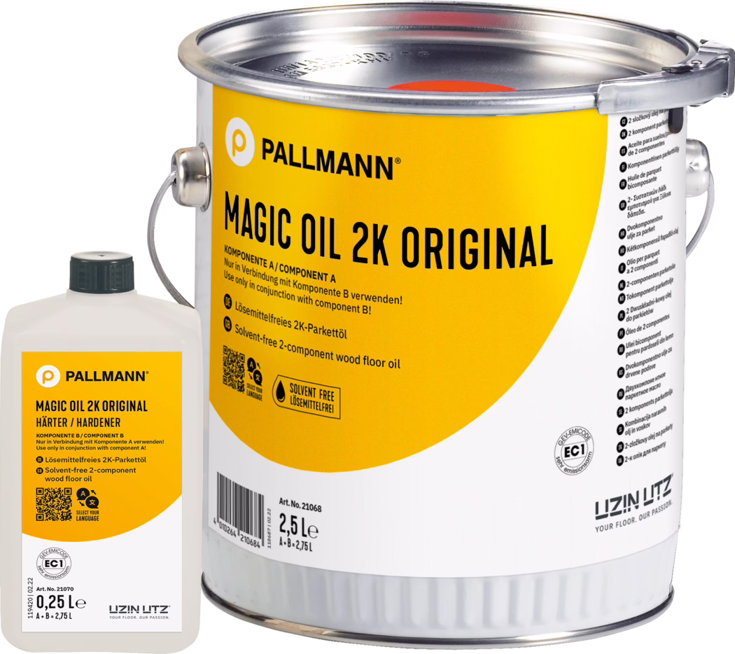 PALLMANN_dummy_Magic-Oil-2K-Original_2,75l_msl_2021-12 Gros plan sur une boîte métallique à étiquette jaune PALLMANN Magic Oil 2K Original pour parquet (2,5 L) avec une petite bouteille blanche de durcisseur (0,25 L) à côté ; l'étiquette montre le logo de la marque, le nom du produit, des instructions d'utilisation et une icône «sans solvant» ; poignée métallique et couvercle scellé visibles ; photo produit sur fond blanc.
